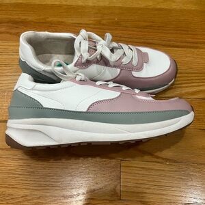 Cushionaire Woman’s Sneakers Size 8